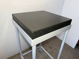 Granitmessplatte Hartgesteinplatte auf Sockel