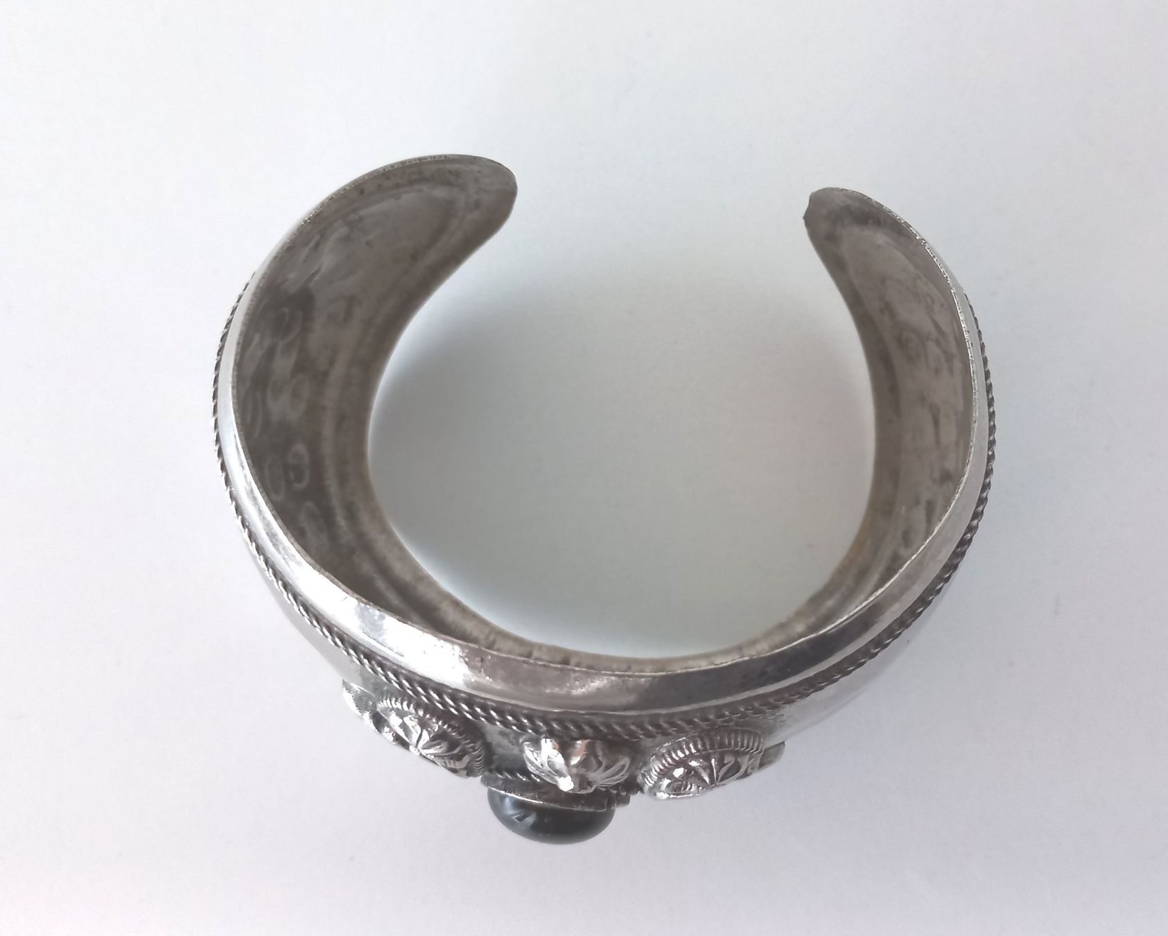 Statuette: Marokko, altes Berber-Armband aus versilbertem Messing – Usato da Bévilard venduto da Orscha 2