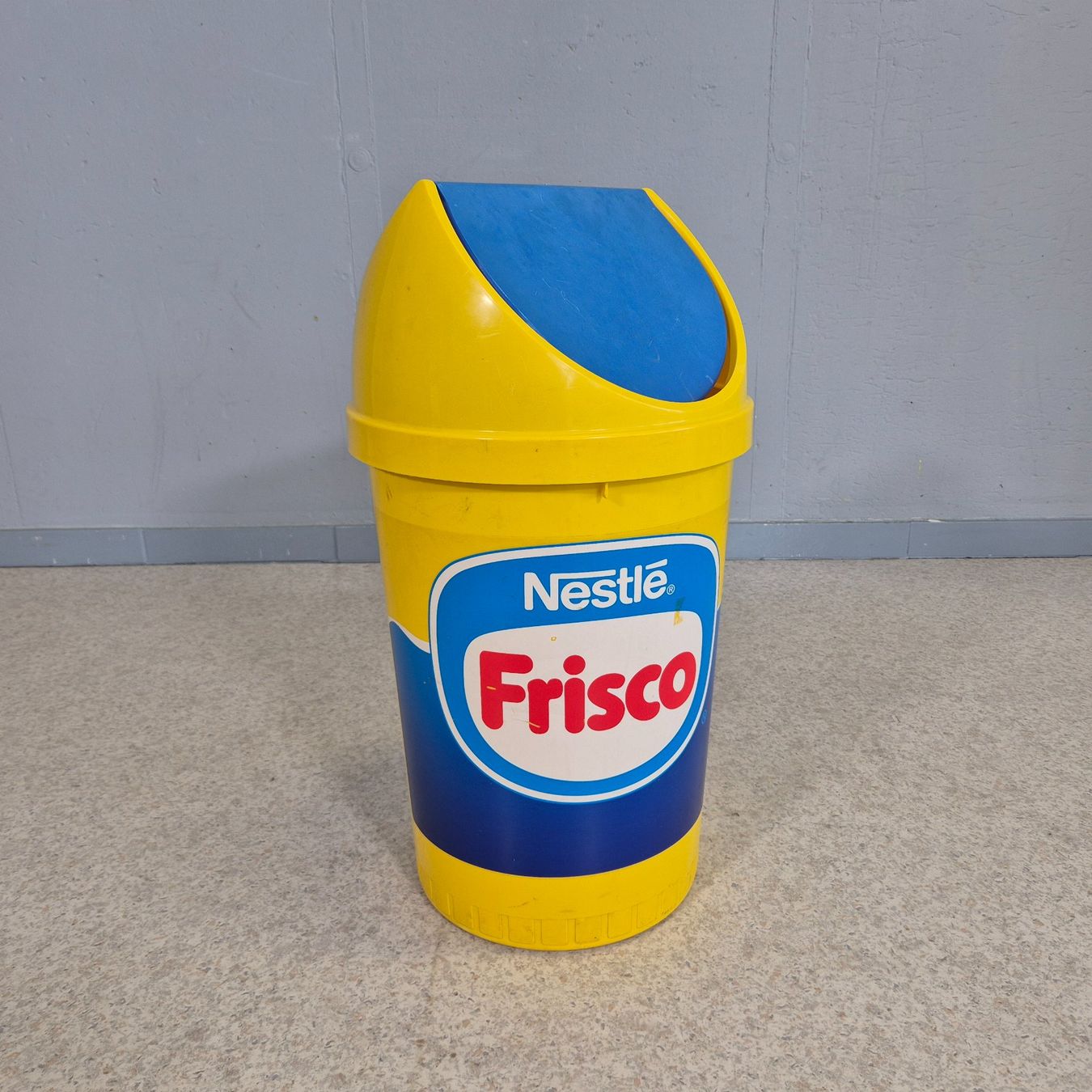 Abfalleimer: Frisco Nestlé Abfalleimer Mülleimer Kübel Eimer – Gebraucht aus Nottwil von Wondewa-Shop 2