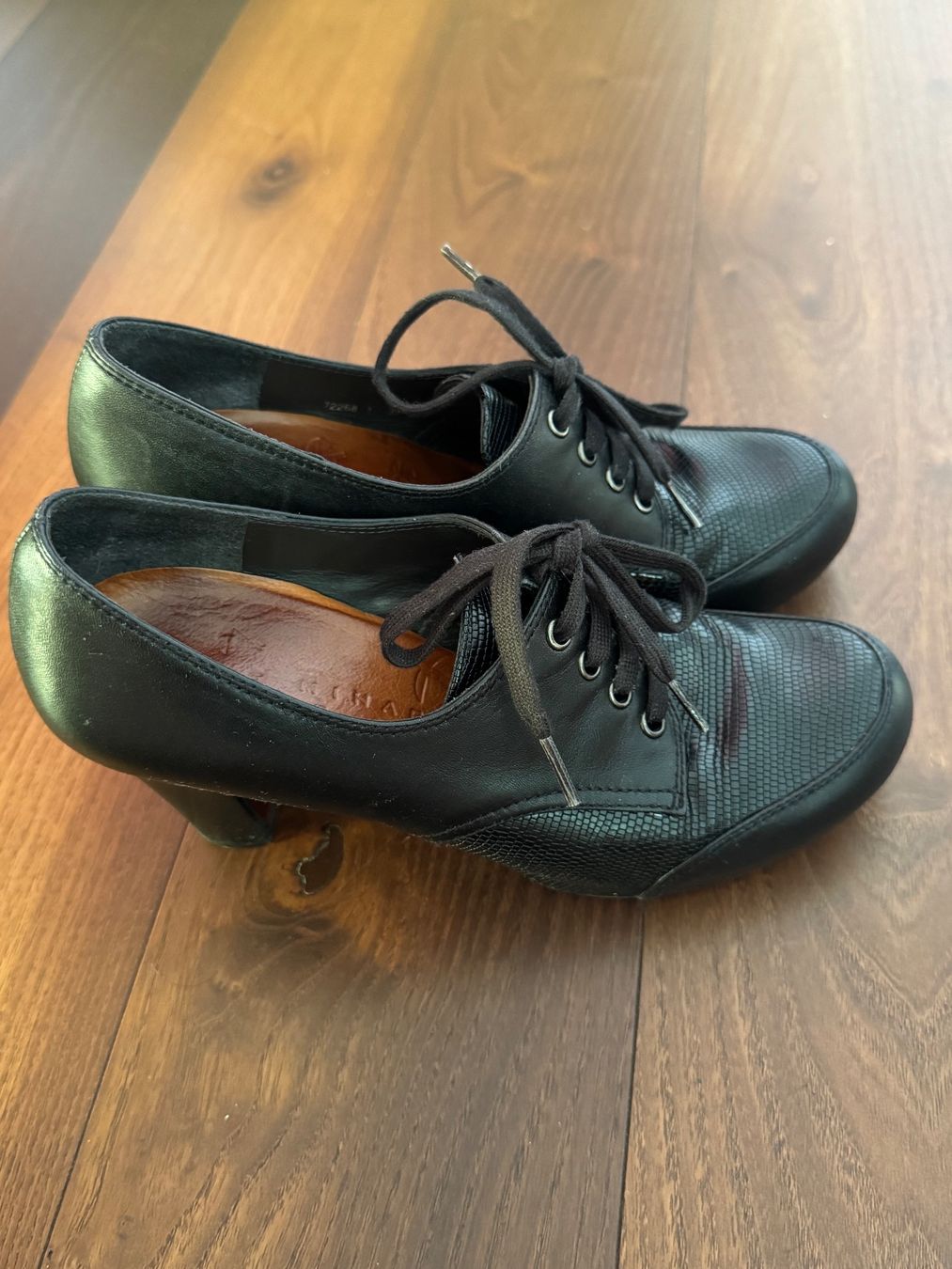 Scarpe da donna: Chie Mihara Leder-Pumps Gr. 39 schwarz – Usato da Zürich venduto da Parsimonious 1