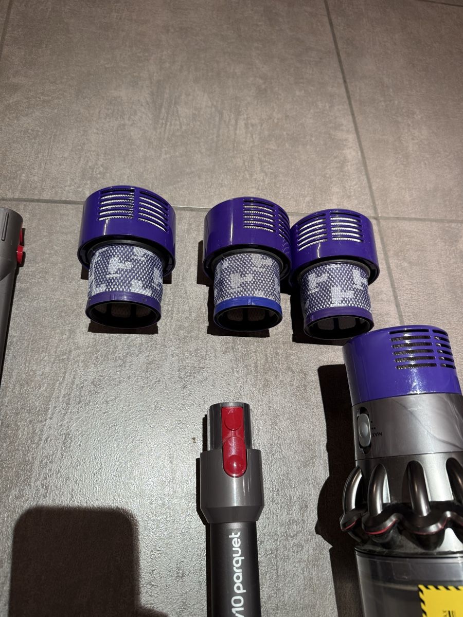 Dyson Aspirateurs & Accessoires: Dyson V 10  – D'occasion à Claro par KarinS84 5