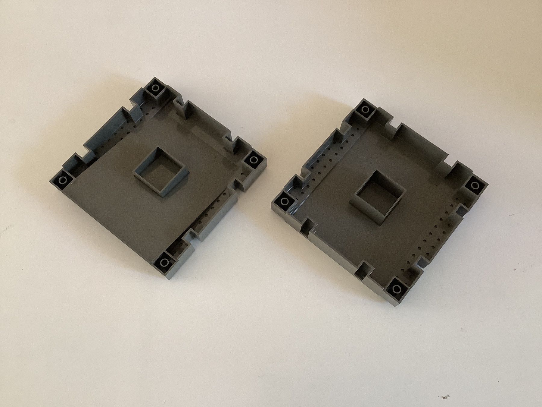 Lego Kit di costruzioni: Lot de 2 plaques Lego 32x32 grisFoncé – Usato da Gimel venduto da Uryuu-Minene 1