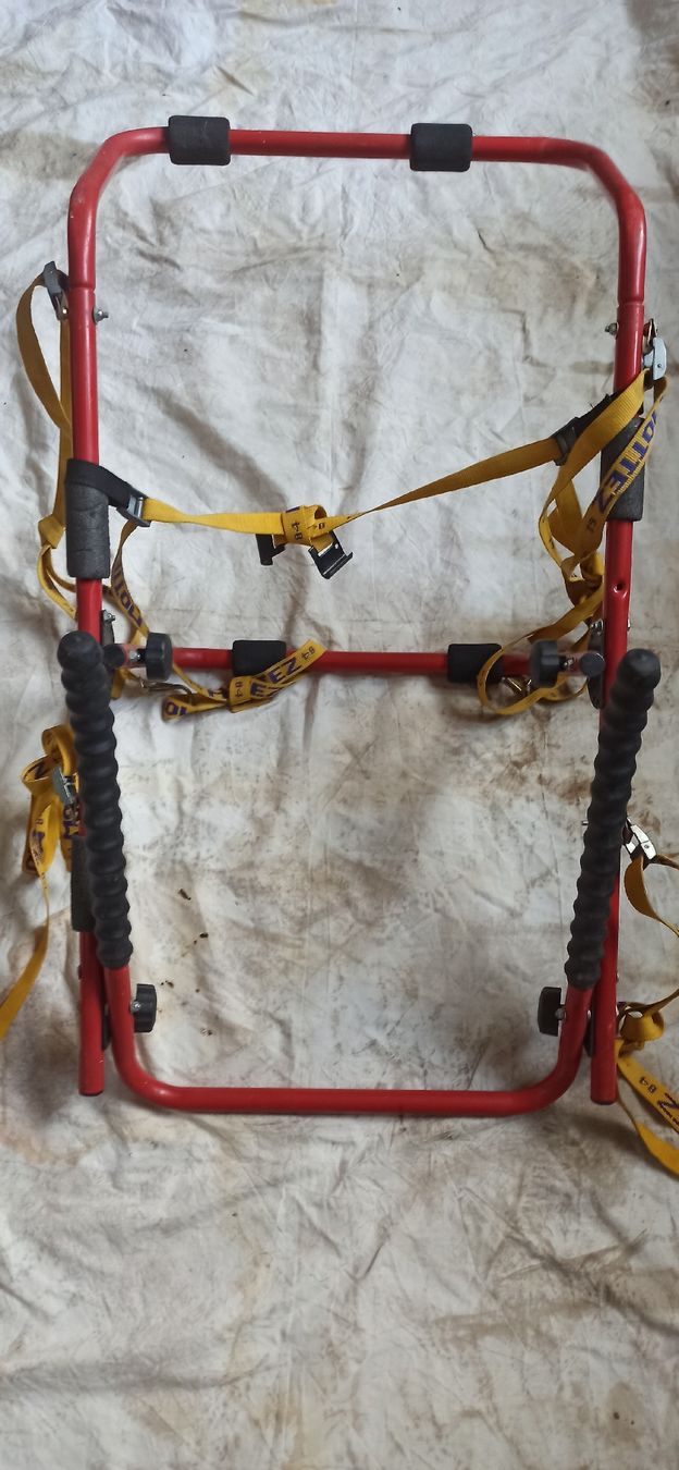 Ersatzteile: Porte-vélo rouge réglable  – Gebraucht aus Leysin von mostroboy