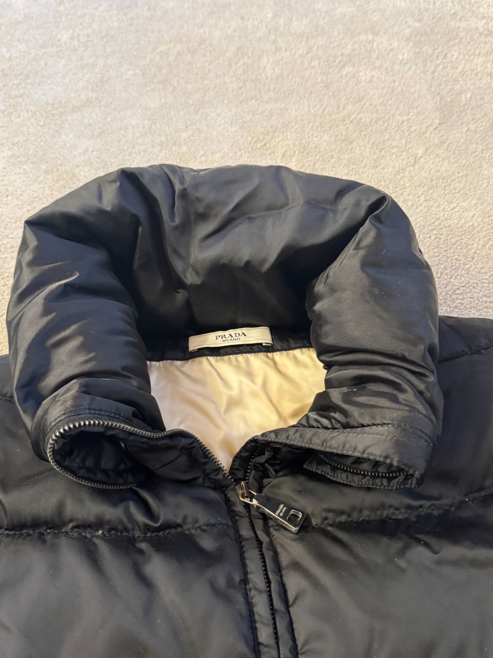 Prada Jacken: PRADA Black Down Puffer Jacket – Size 38 – Gebraucht aus Grund b. Gstaad von ReLuxe 1