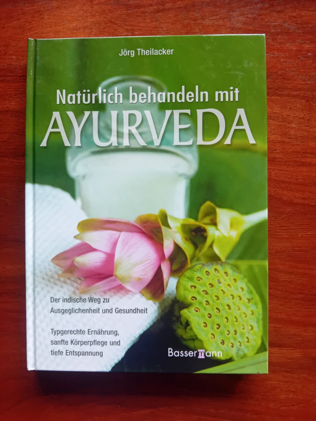 Libri: Buch "Natürlich behandeln mit AYURVEDA", J. Theilacker – Usato da Baden venduto da marshamani