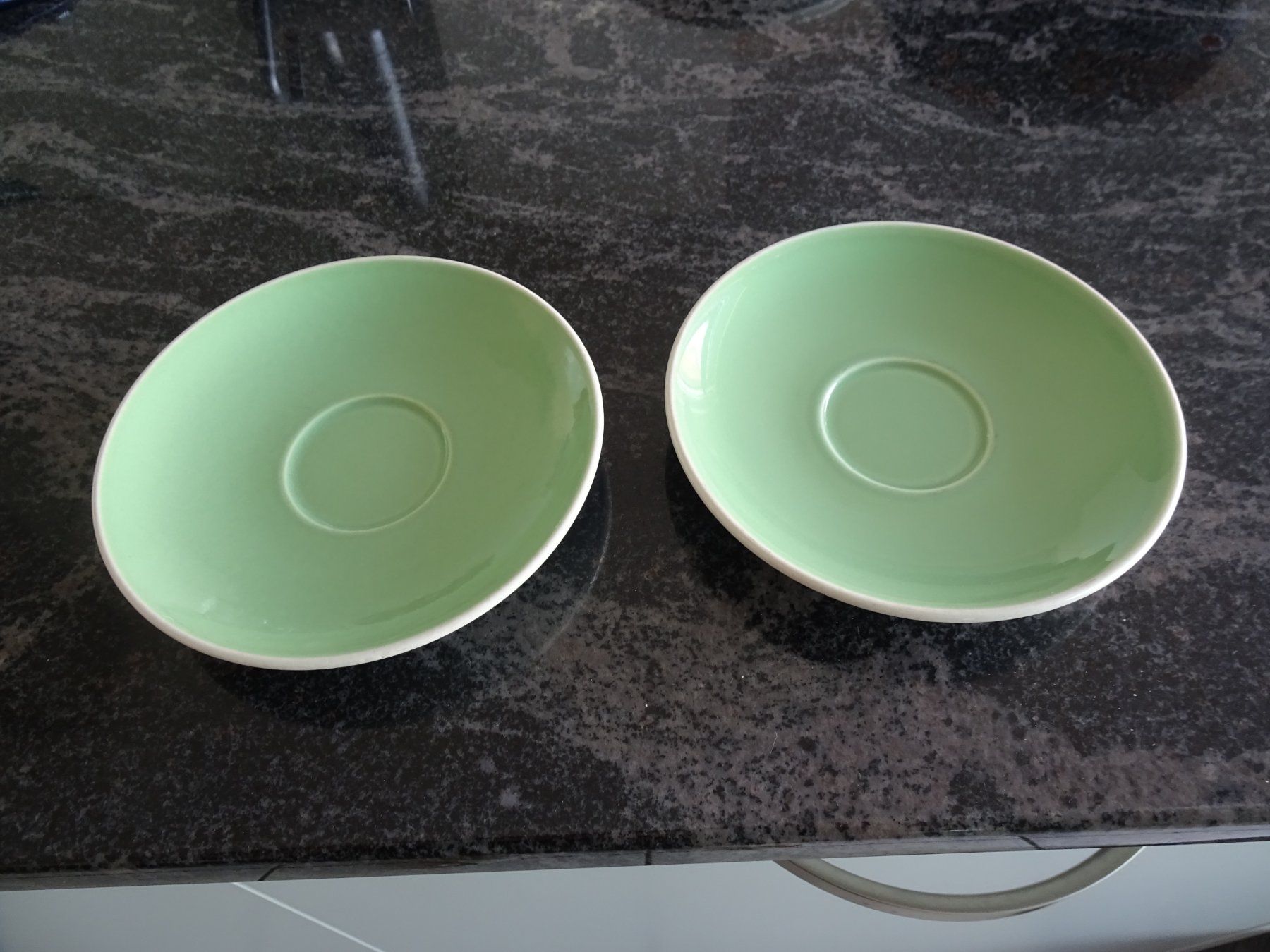 Rössler Assiettes: Rössler 2 Grüne Unterteller Älteres Model – D'occasion à Zürich par Roulet