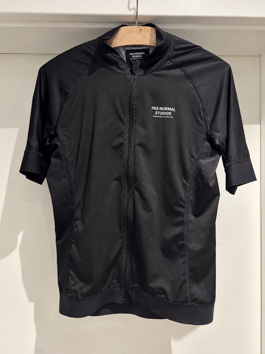 Pas Normal Studios Canottiere & Pantaloni: Pas Normal Studios Radtrikot schwarz Grösse L – Usato da Nennigkofen venduto da Sii_16