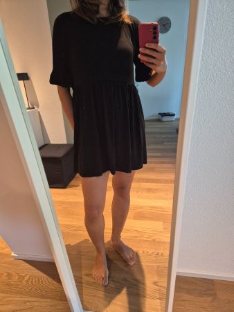 Kurzes luftiges schwarzes Kleid