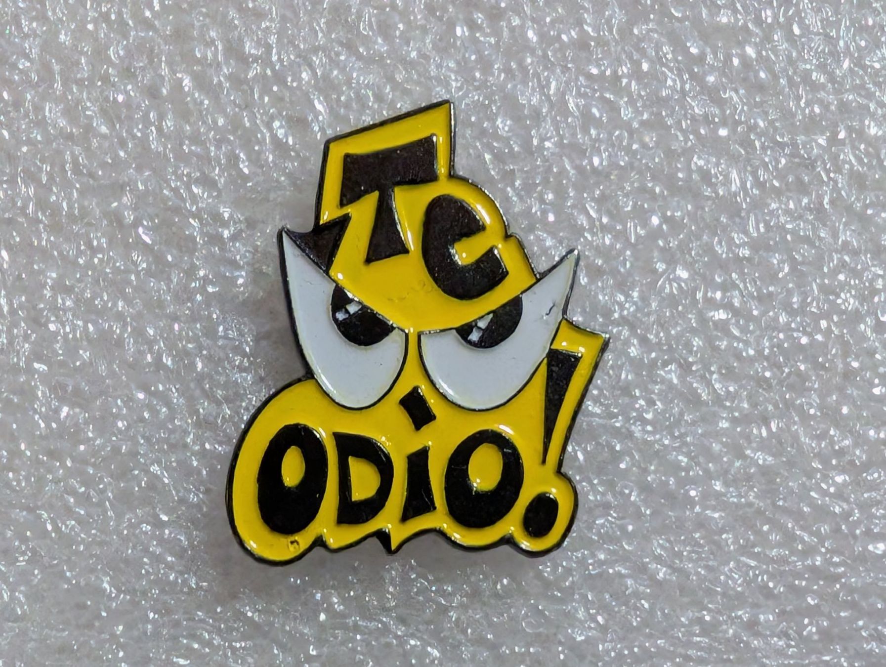 Placchette & Badge: Ansteckpin 198: Te Odio – Usato da Oppligen venduto da Pin-Fall-Shop