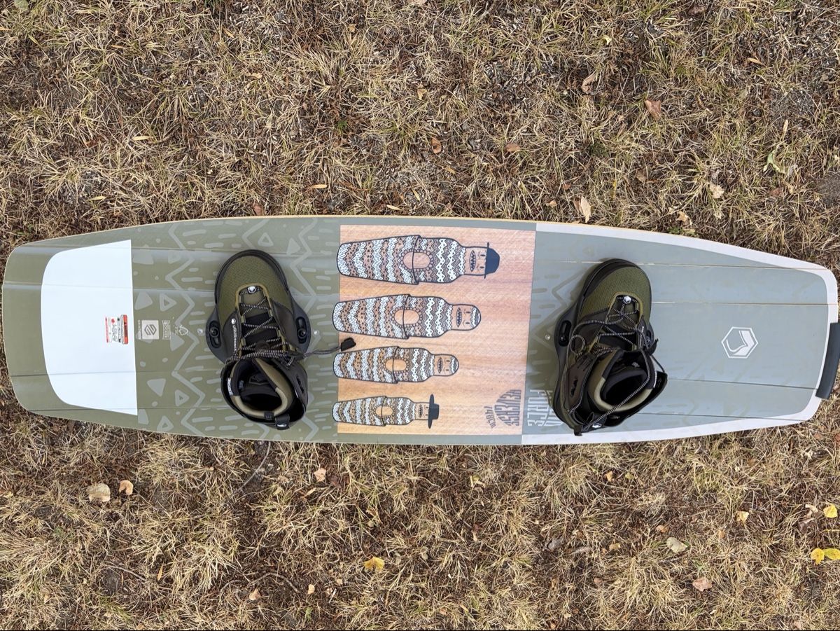 Surfboards & Schwimmbrette: Wakeboard Liquid Force Reverse 2020 - 148cm mit Bindung 44 – Gebraucht aus Basel von MarkusMXM26