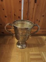 Silberner Pokal mit zwei Henkeln gebrauchter Zustand