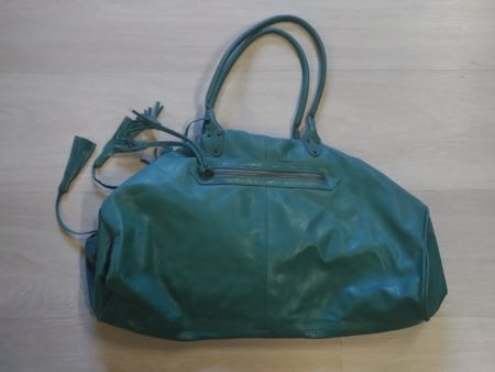 Sac en cuir ESSENTIEL turquoise franges 30cm bon état