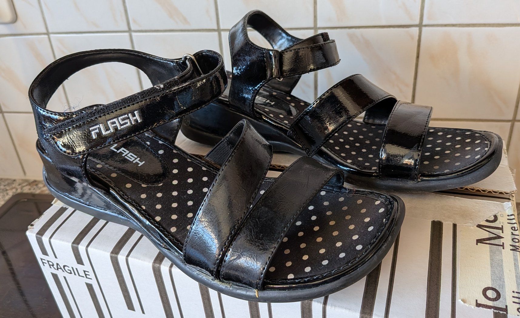 Scarpe per ragazze: Sandales noires avec semelles à pois – Usato da Villariaz venduto da Mariejoconde
