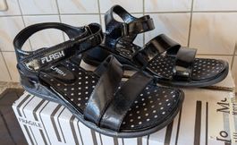 Sandales noires avec semelles à pois