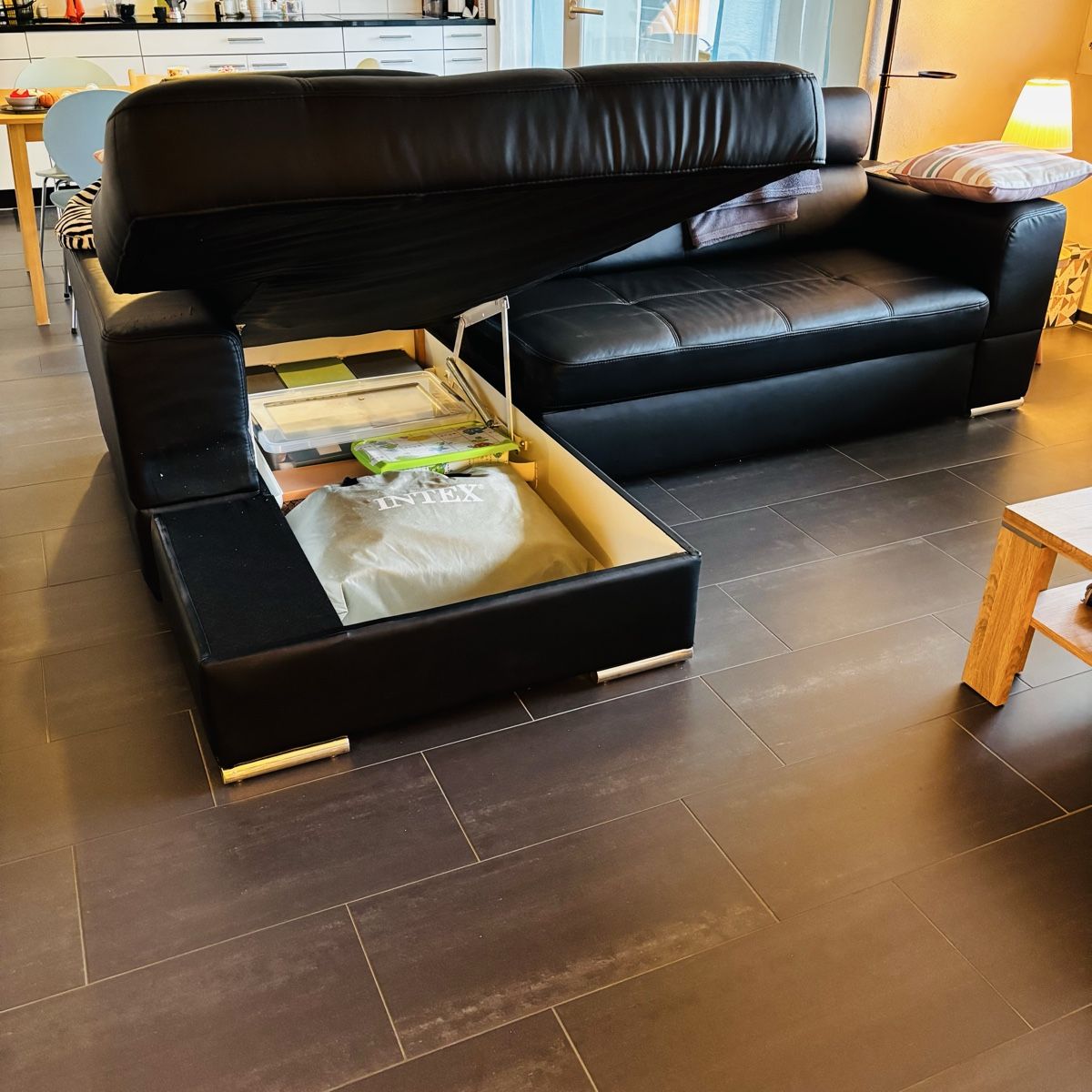 Divani: Ecksofa schwarz mit Bettfunktion (Kunstleder) – Usato da Niederwangen b. Bern venduto da muidop 2