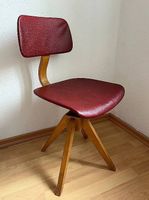 Roter Bürostuhl aus Holz