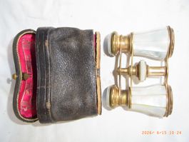 antiker Operngucker mit Perlmutt in originalem Etui