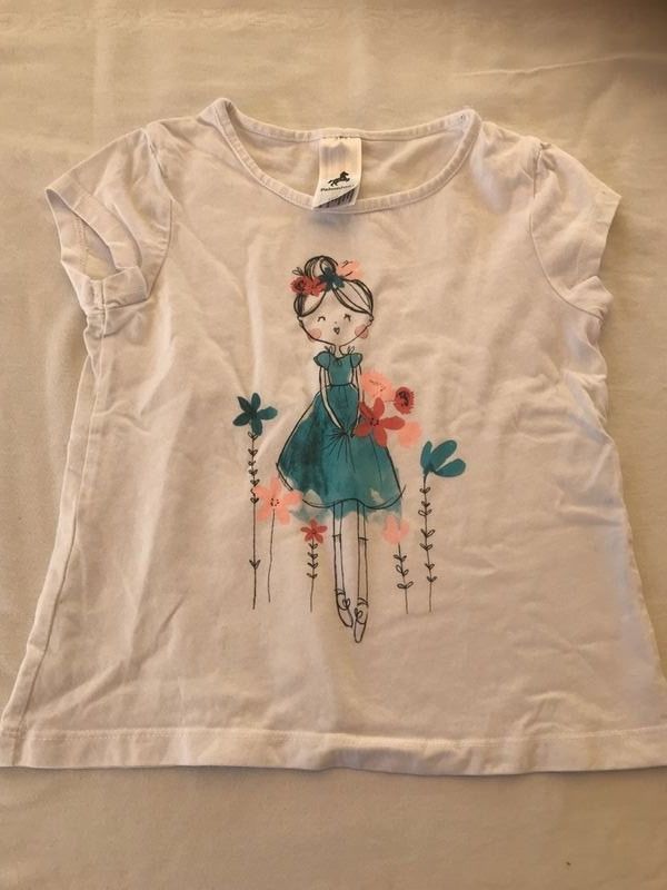 Blusen, T-Shirts & Tops: Mädchen T-Shirt mit Lady 110 – Neu (gemäss Beschreibung) aus Bergdietikon von antovale