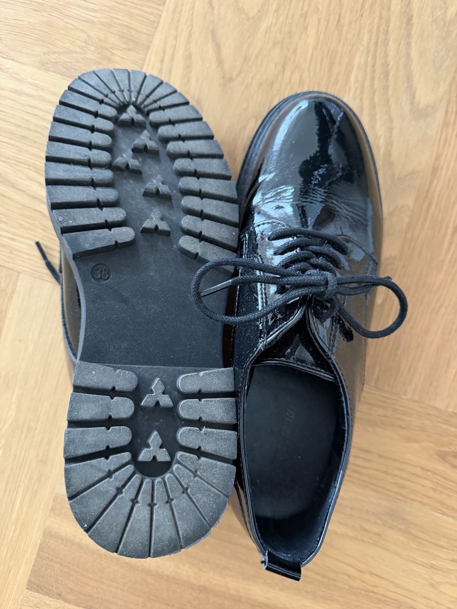 Damenschuhe: Schnürschuhe schwarz Lackoptik – Gebraucht aus Zürich von fer_f9hy 2