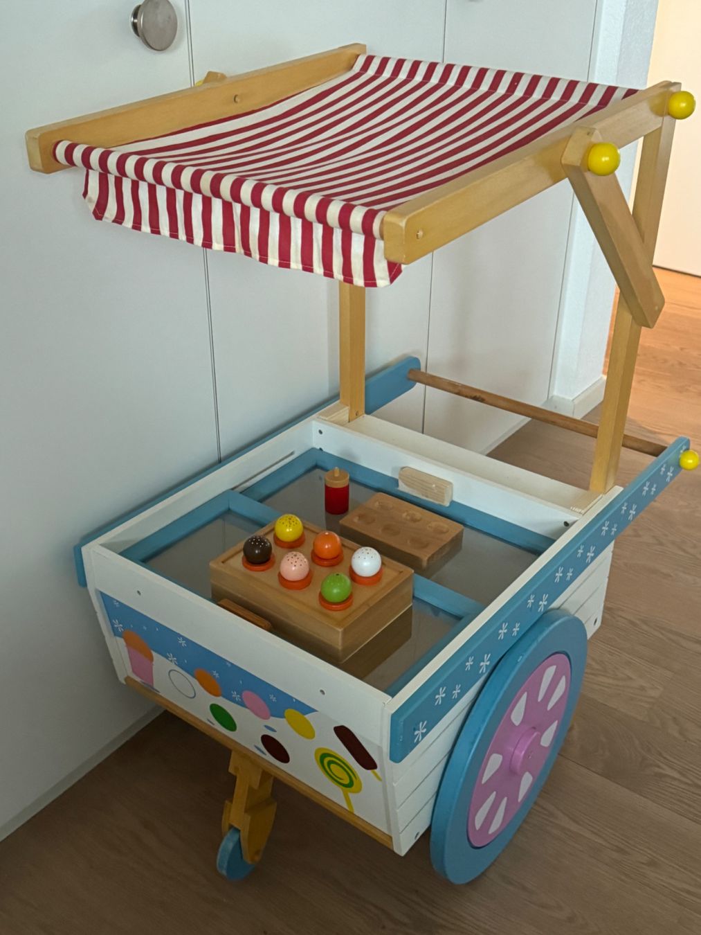 Giocattoli: Eiswagen / Eisstand / Glace Wagen aus Holz – Usato da Zollikon venduto da Krenapf 1