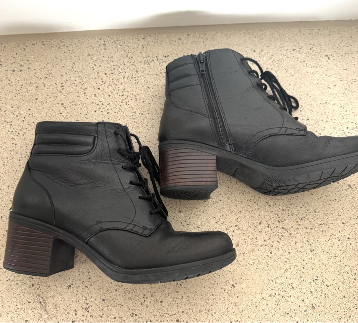 Clarks Scarpe da donna: Clarks Leder Stiefeletten Schwarz Gr. 37 – Usato da Zürich venduto da di_archive