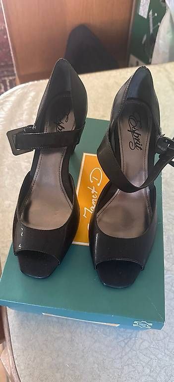 Damenschuhe: Neue Esprit Schuhe Grösse 39 – Gebraucht aus Seltisberg von gul_wv9k 1