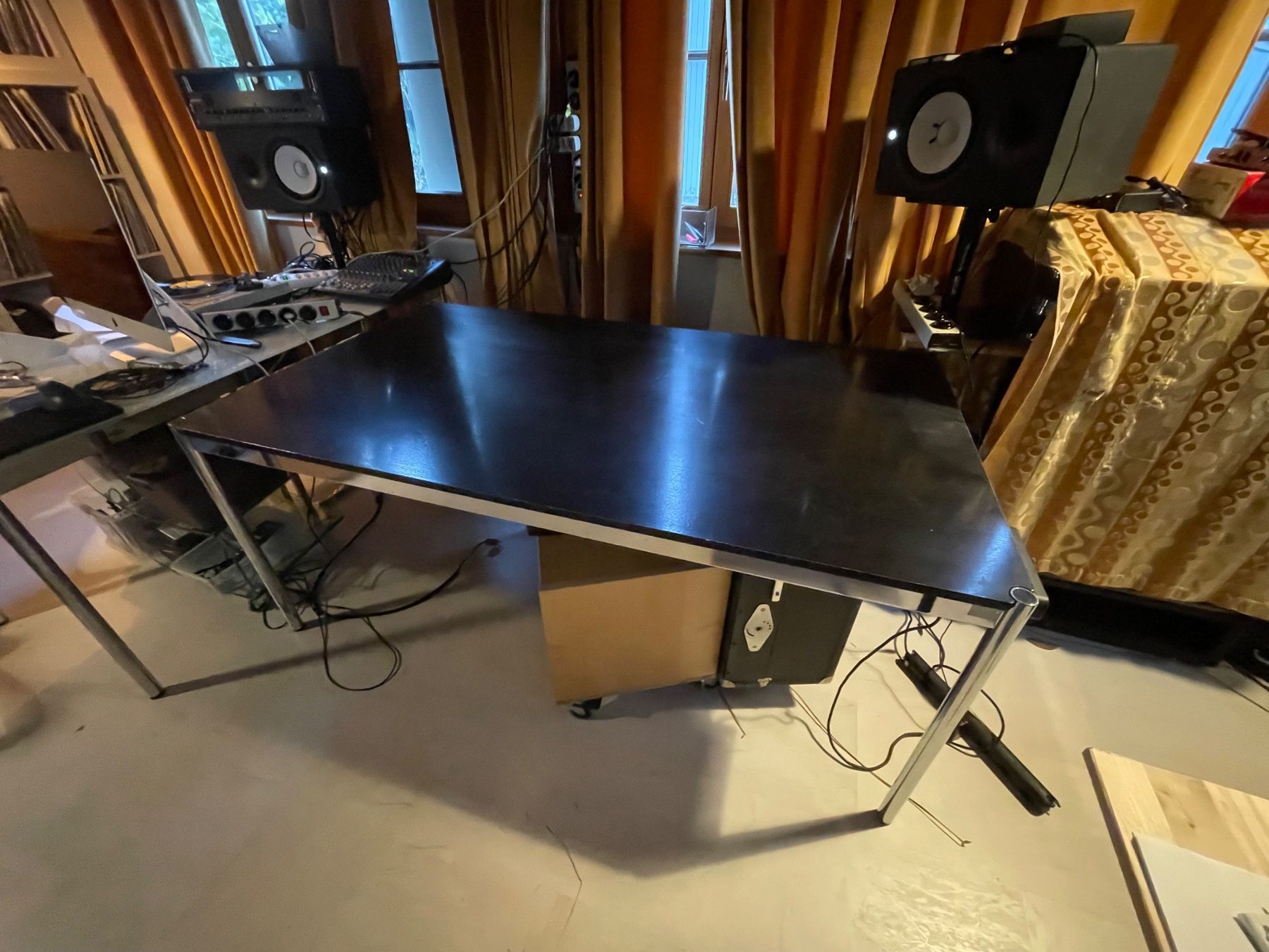USM Scrivanie: USM Haller Bürotisch 175x100 Eiche Schwarz – Usato da Zürich venduto da Arcana_Fail