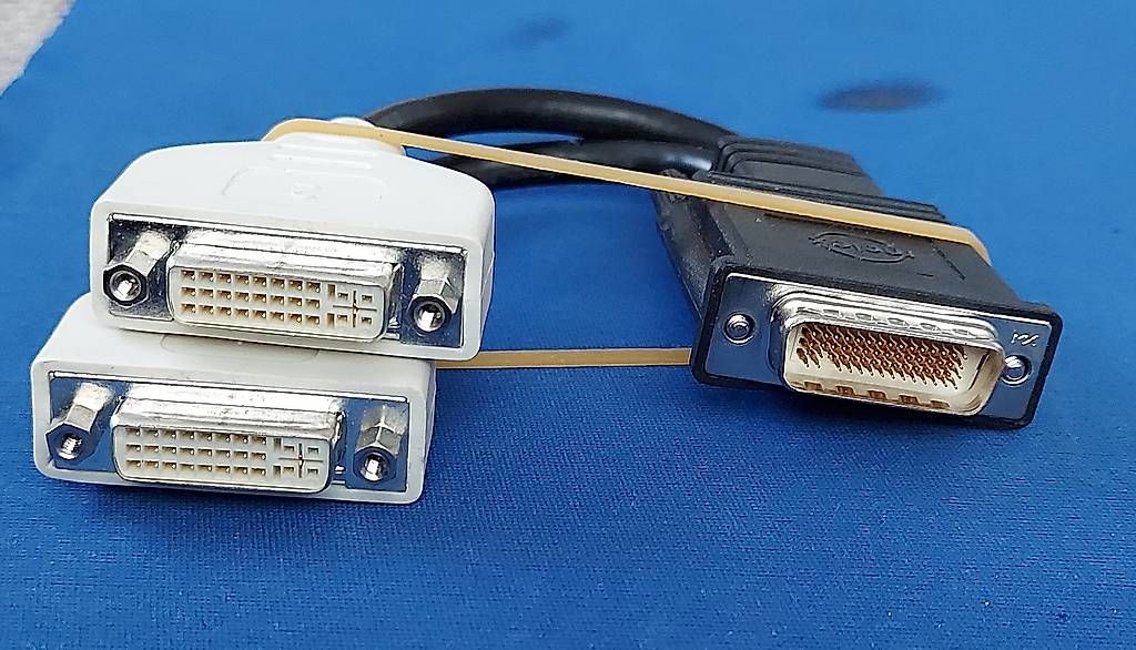 Adattatori: DMS-59 auf 2 DVI 24+5 Adapter / Splitter – Usato da Schafisheim venduto da Kef1