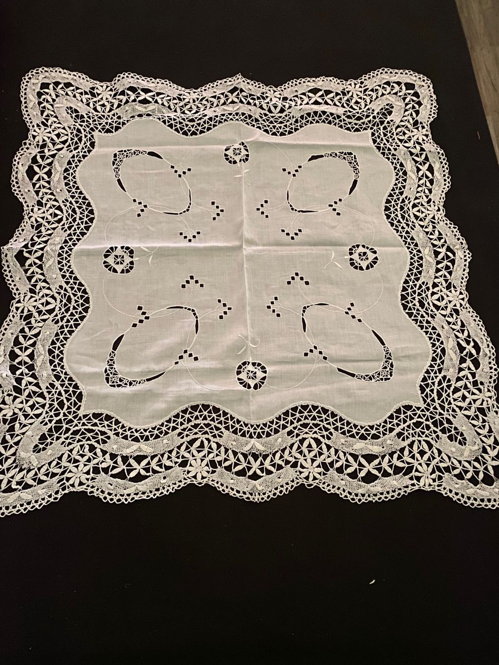 Autre linge de table: Deckchen/Mitteldecke weiss  72x70cm mit Spitzen – D'occasion à Allenwinden par Obalu 1