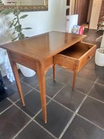 Antiker Holz-/Beistelltisch mit Schublade - 67 × 42 × 70