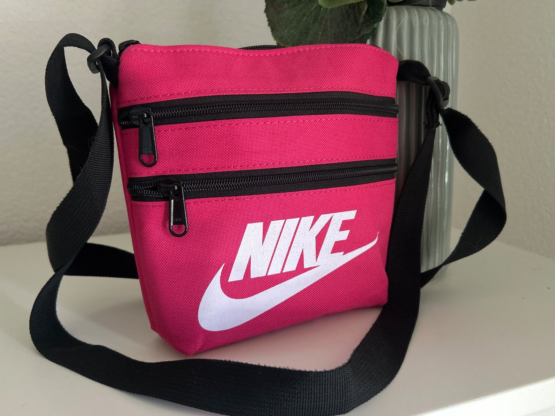 Taschen für Damen: Umhängetasche pink mit aussen und innen Fächern – Neu (gemäss Beschreibung) aus Brunnen von Nala2929