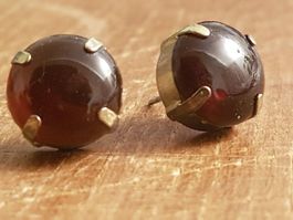 Ohrstecker mit bernsteinfarbigen Steinen
