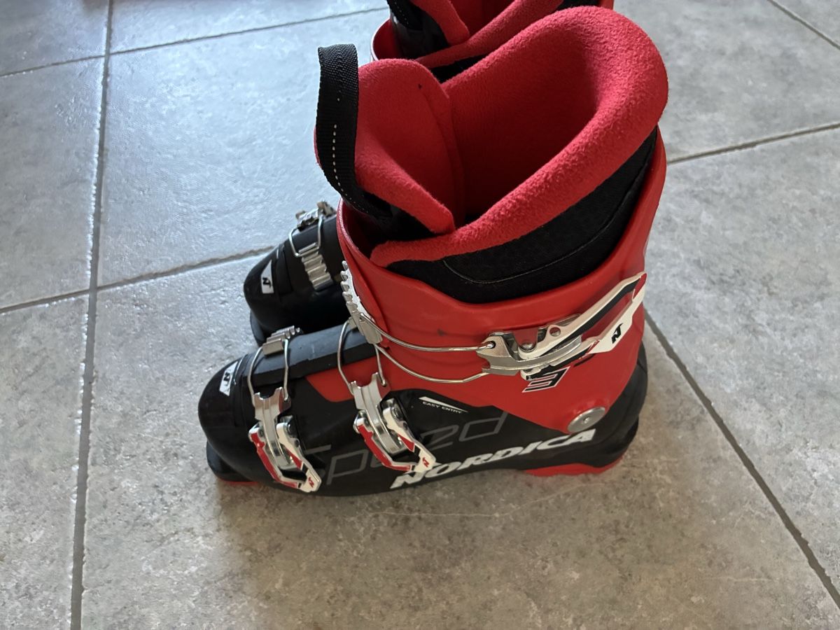 Nordica Schuhe für Jungen: Nordica Speedmachine J3 – Gebraucht aus Aarau Rohr von Sheeno