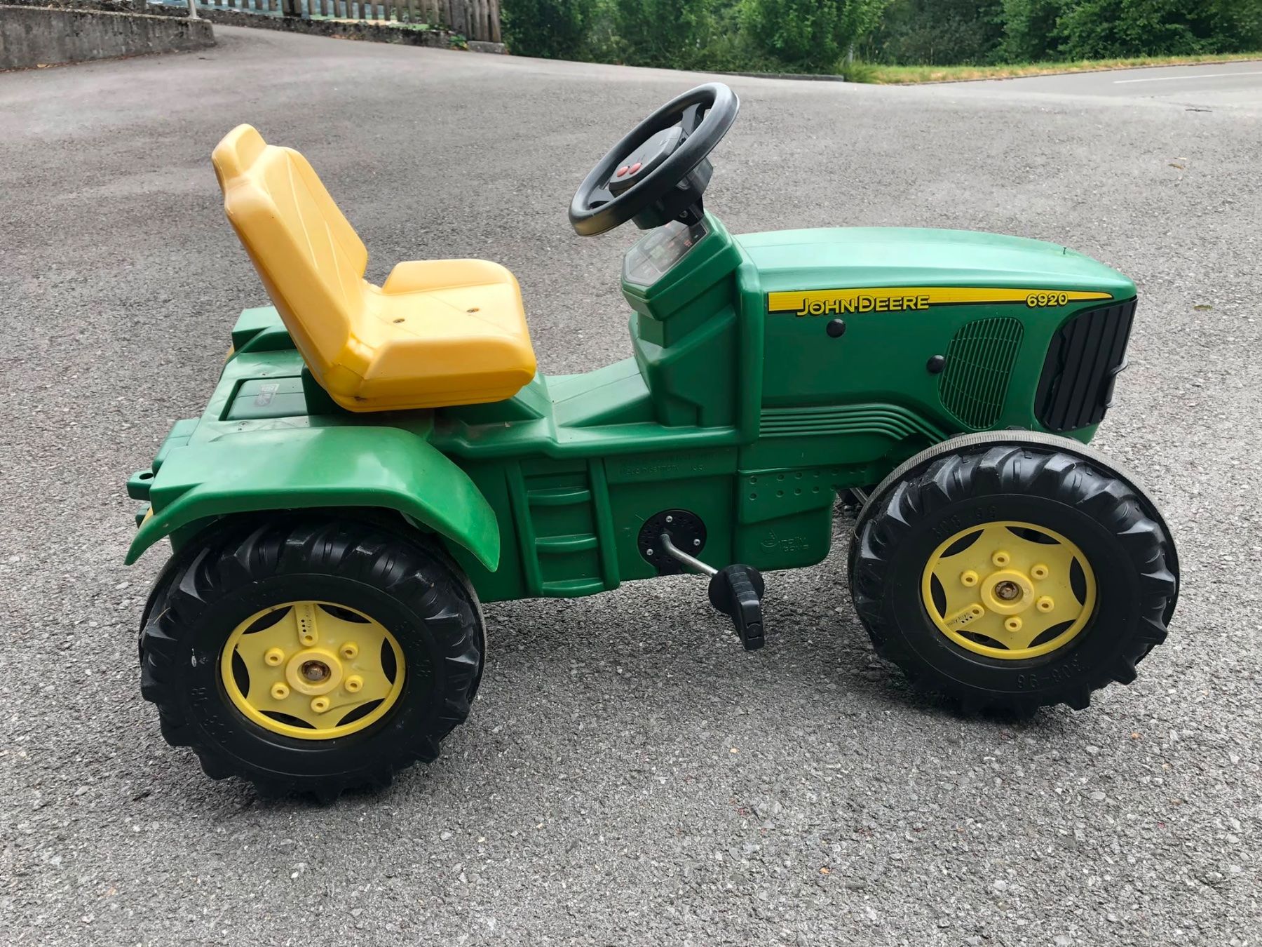 John Deere Véhicules pour enfants: Tretttraktor mit 2 Anhänger – D'occasion à Hinterforst par Blay 2