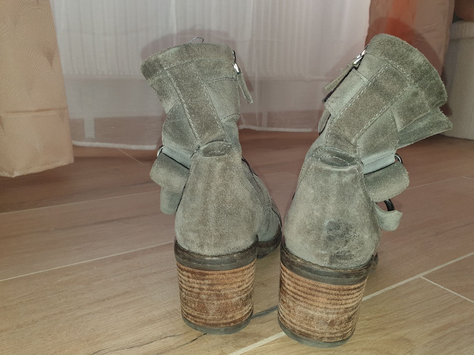Scarpe da donna: Belles Bottines Texto en Daim Marron T.38 – Usato da Travers venduto da adr_qyj5 2