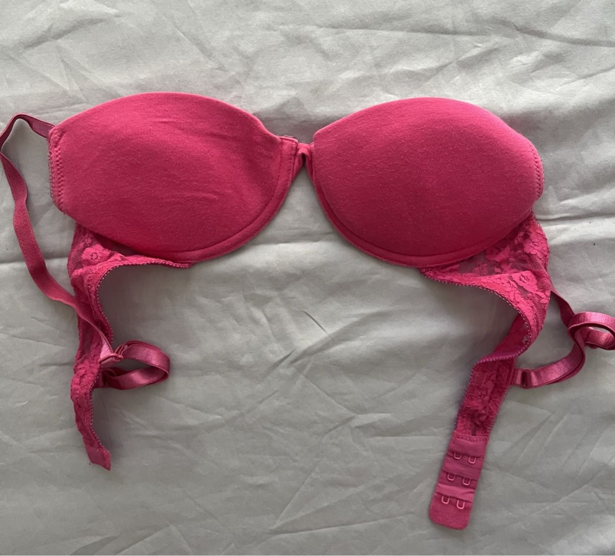 Altra biancheria intima: Fuchsia BH mit Spitze, wenig getragen – Usato da Balerna venduto da lillisfashion