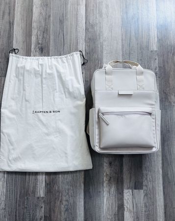 Rucksack Kapten & Son beige mit Staubbeutel neuwertig