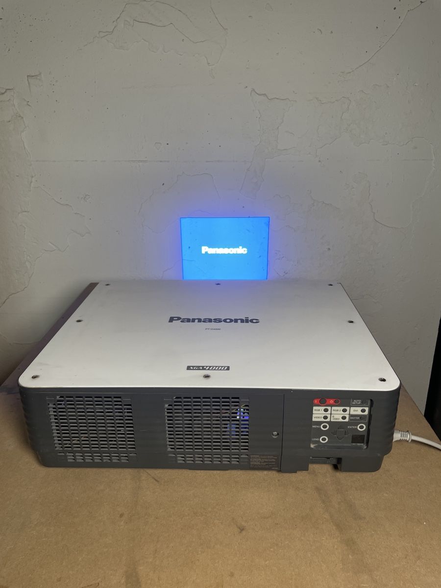 Panasonic Proiettori: Beamer Panasonic PT-D4000 XGA 4000 – Usato da Fribourg venduto da JohnB4 4