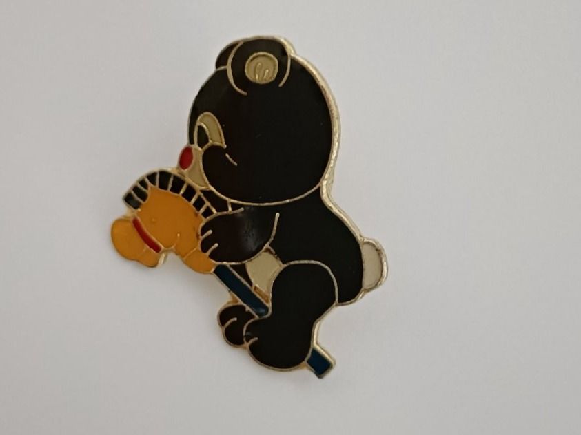 Placchette & Badge: Pin Bär mit Stockpferd - Box 31 – Usato da Köniz venduto da Pinscollect