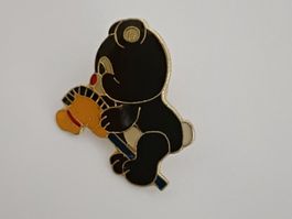 Pin Bär mit Stockpferd - Box 31