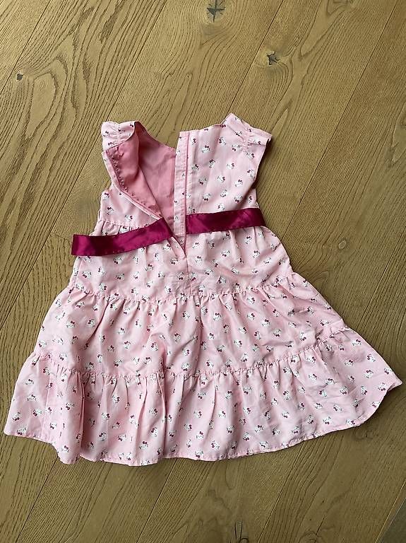 Robes et jupes: Kleid Gr. 116 Hello Kitty rosa – D'occasion à Rubigen par lia_dwd7 1
