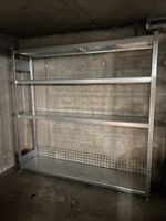 Robustes Regel mit Stahlböden Schulte