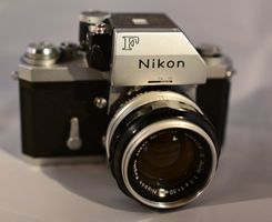Nikon F Photomatic mit drei Objektiven
