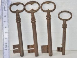 4 HANDGESCHMIEDETE SCHWEIZER TÜRSCHLÜSSEL UM 1880 ANTIK