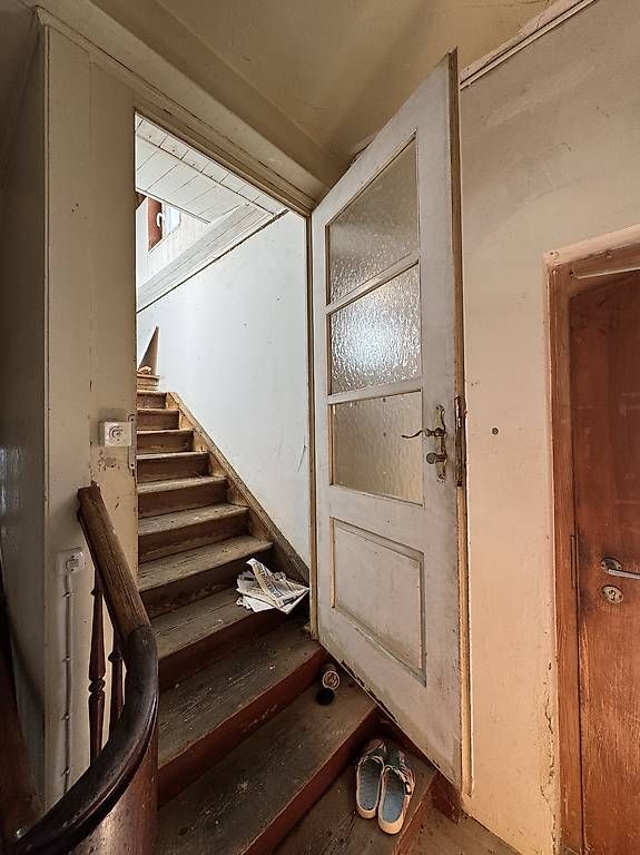 Porte: Alte, hohe Holztür mit oder ohne Rahmen – Usato da Münchwilen AG venduto da me2work 1