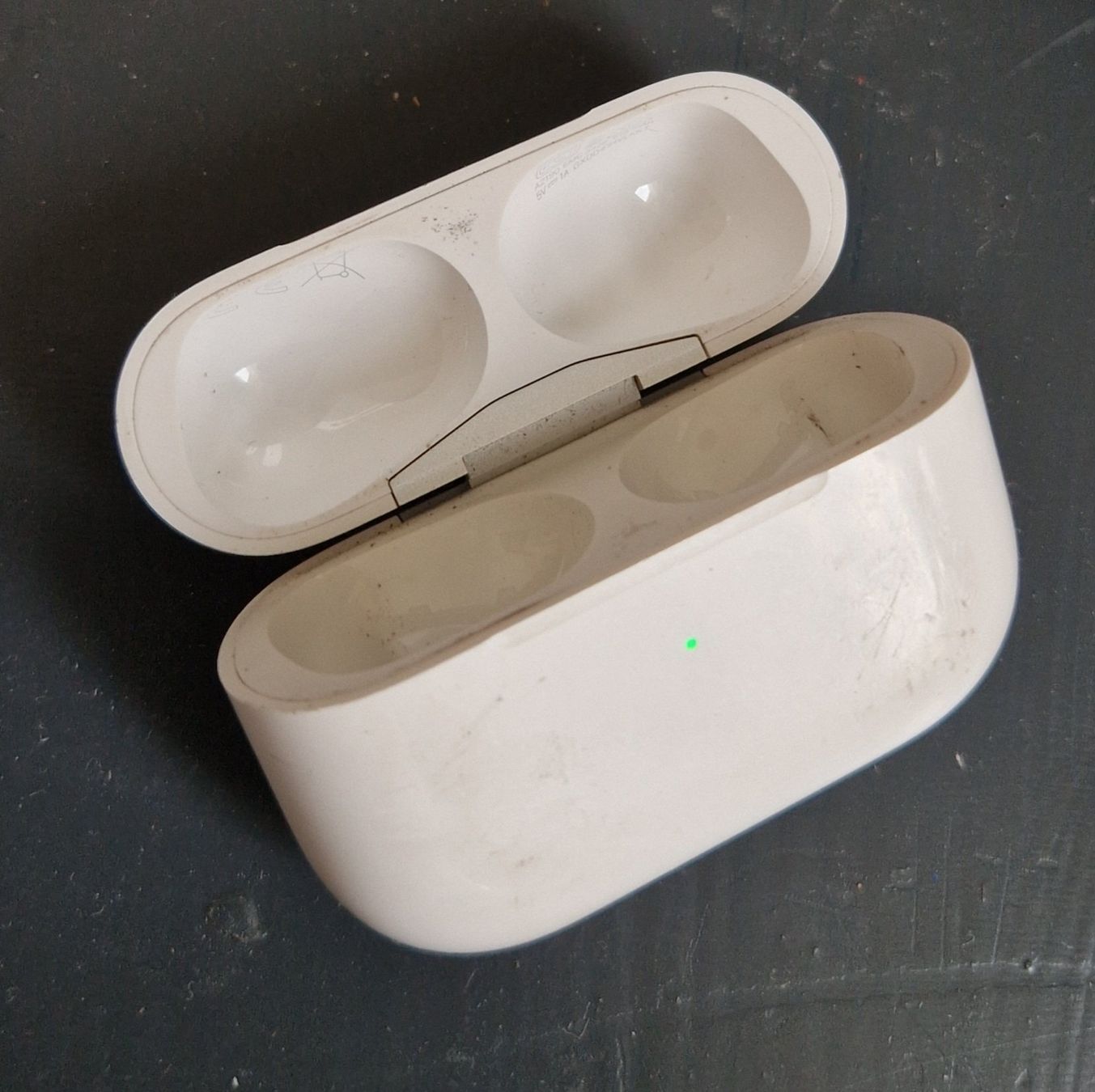 Apple Cuffie: APPLE AirPods Pro 1 Charging Case – Usato da Oberengstringen venduto da Gal 1