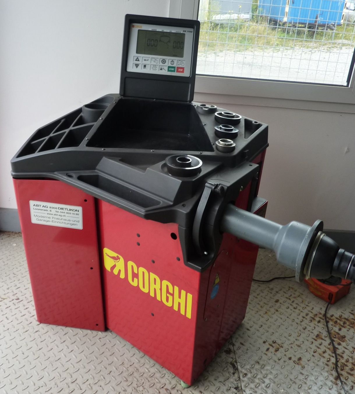 Corghi Tutte le macchine: Corghi EM 7440 Auswuchtmaschine – Usato da Niederscherli venduto da Zahnd1