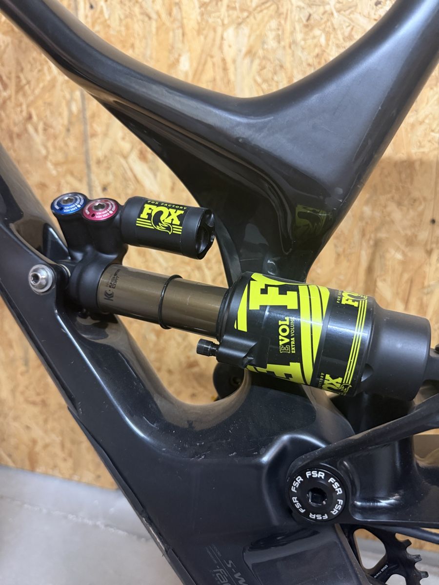 Specialized Biciclette: Specialized voll carbon downhill bike – Usato da Reinach AG venduto da Undercover162 4