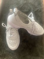 Nike Sneaker, Grösse 38.5, hellgrau, perforiertes Design