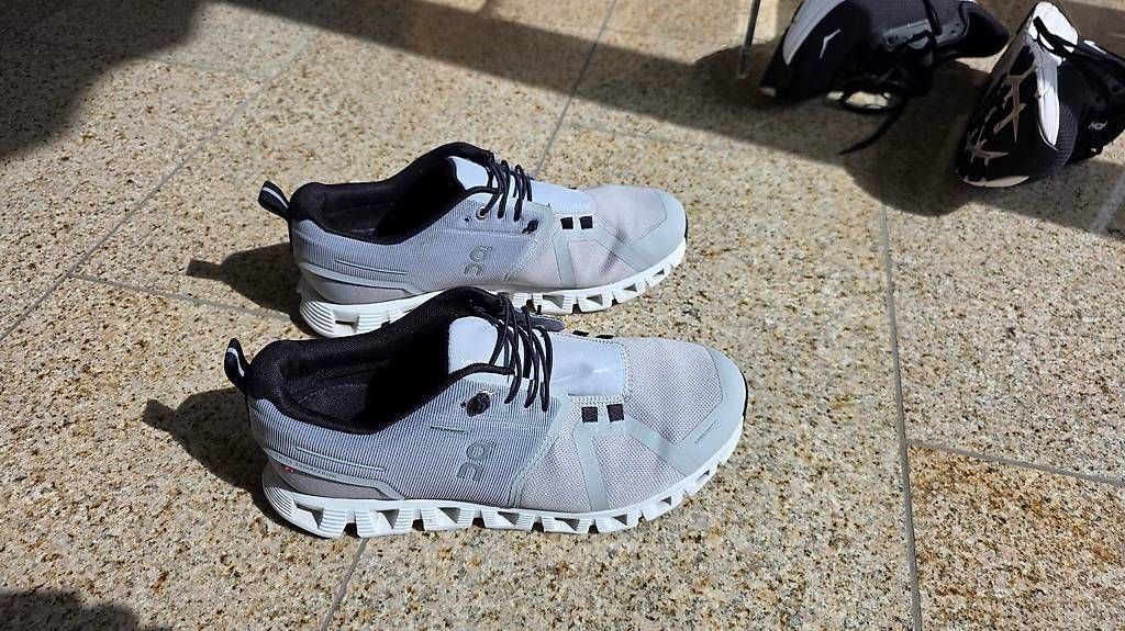 Scarpe da uomo: On Schuh, wasserfest, weiss, Grösse 42.5 – Usato da Erlenbach ZH venduto da 2m 2